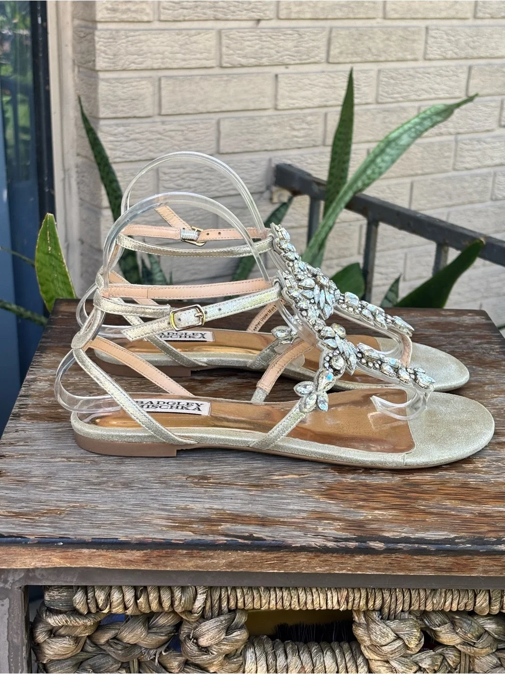 Badgley Mischka Cara Gold Crystal Embellished Flat Thong Dress Sandals Size 7.5